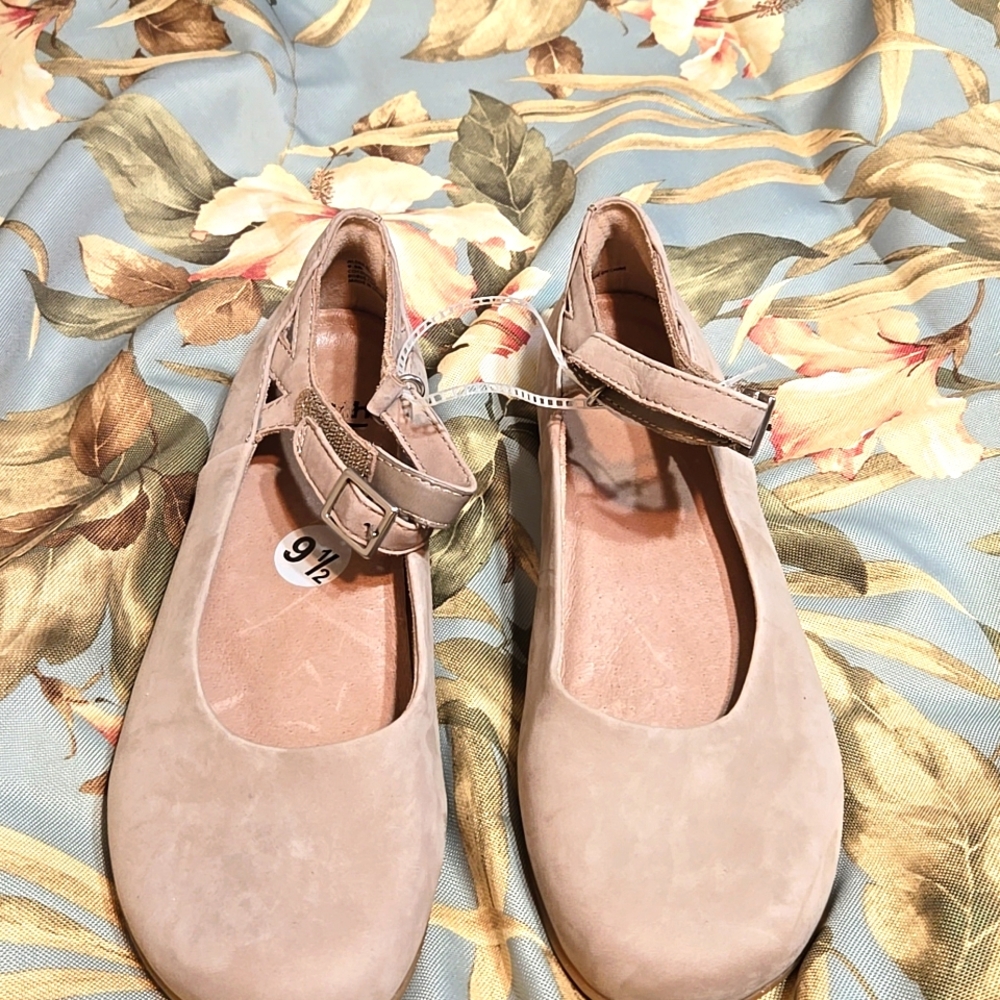 Size 9 1/2 suede tan strap flats, never worn